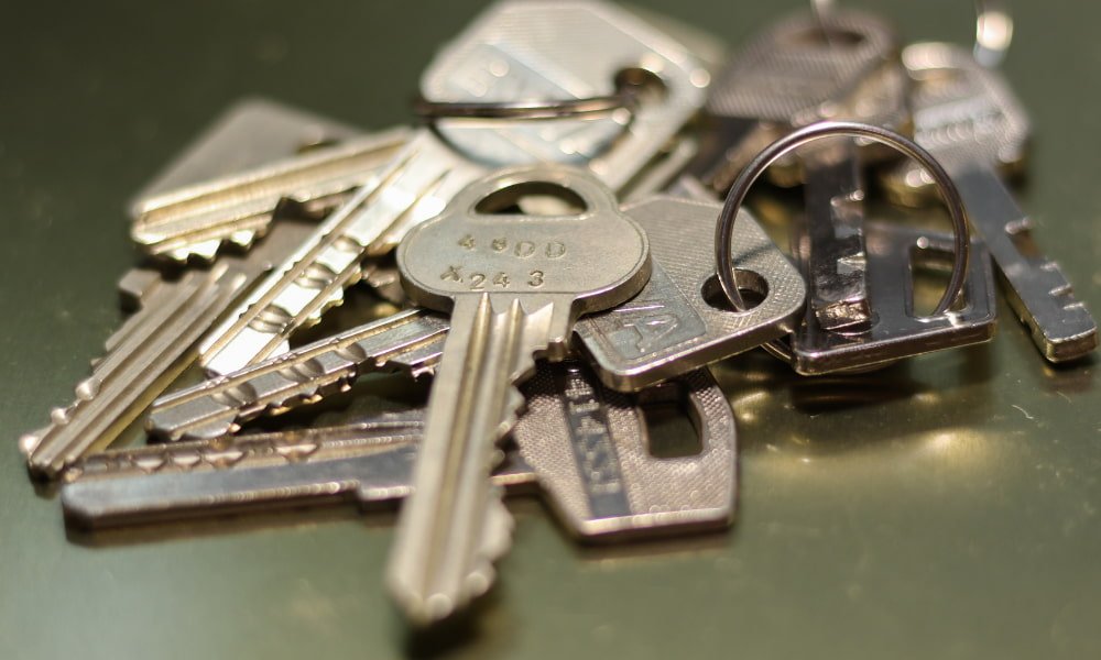 A bunch of keys in a pile